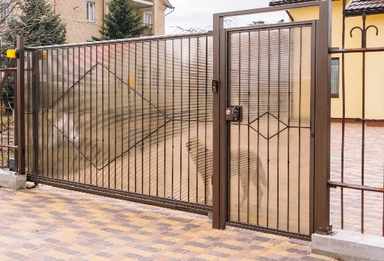 Купить ворота из профлиста с элементами ковки, с металлическими столбами в рамке или под дерево в Электростали от 158385 руб